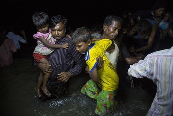 De nombreux réfugiés Rohingyas ayant fui le Myanmar débarquent de bateaux en bois dans l'obscurité sur la plage de Shah Porir Dwip, Teknaf, près de Cox's Bazar, au Bangladesh.