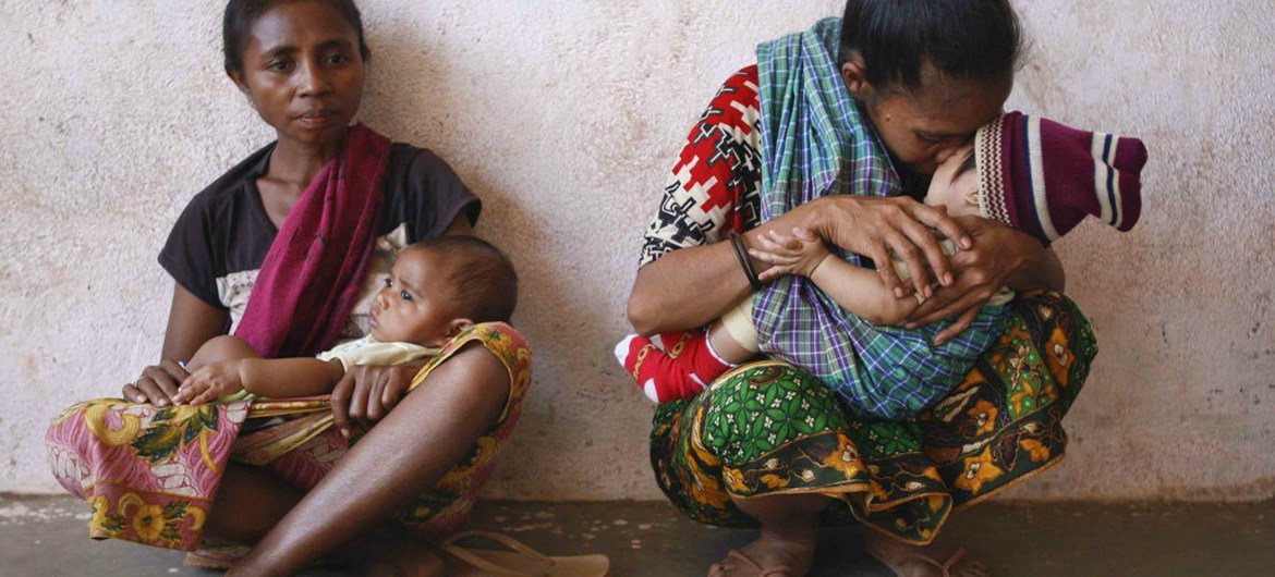 Mães com as suas crianças na vila de Asulau, em Timor-Leste. 