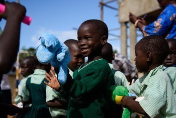 Un écolier tient un jouet en peluche qu'il a reçu lors d'une distribution de matériel scolaire par l'UNICEF à Yei, au Soudan du Sud.