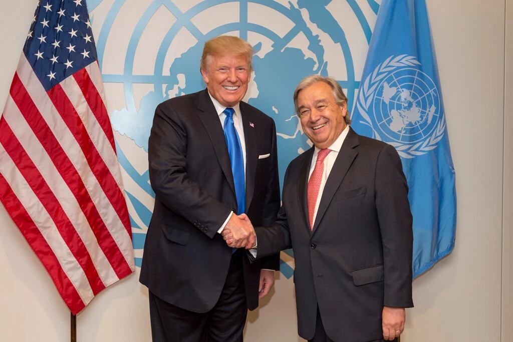 Donald Trump e António Guterres apertam as mãos em um evento das Nações Unidas .