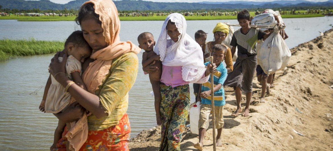 约6800名罗兴亚难民在滞留缅甸边境四天后，抵达孟加拉国东南部考克斯巴扎尔省昂朱曼帕拉村附近的联合国难民署转运中心。