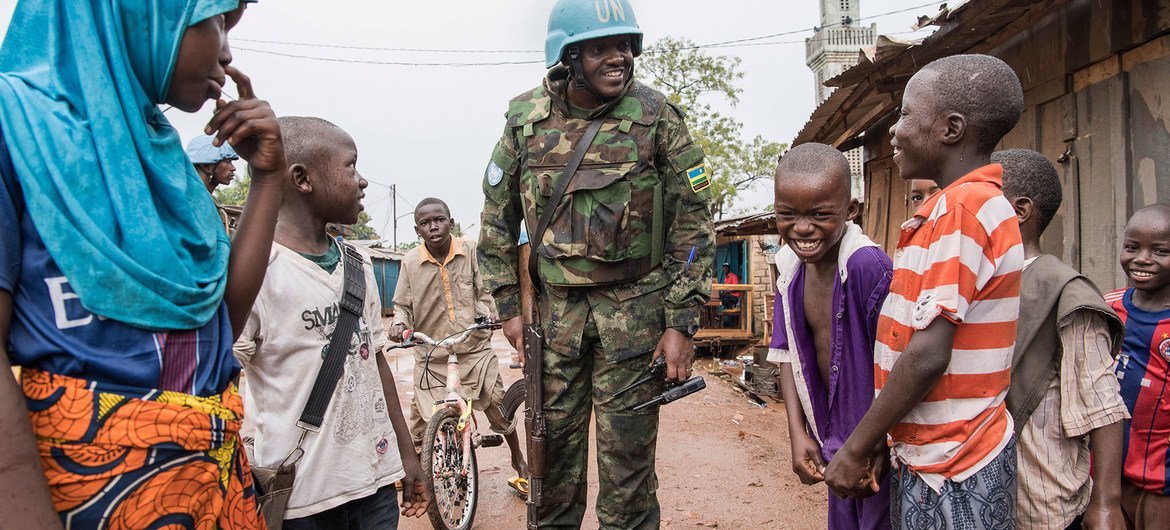Fuerzas de la Misión Multidimensional Integrada de Estabilización de las Naciones Unidas en la República Centroafricana (MINUSCA), patrullando el barrio musulman PK5 en Bangui, la capital del país. Foto: ONU/Eskinder Debebe