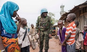 Des Casques bleus servant au sein de la MINUSCA patrouillent dans le quartier musulman de PK5 dans la capitale Bangui, en République centrafricaine. Photo ONU/Eskinder Debebe