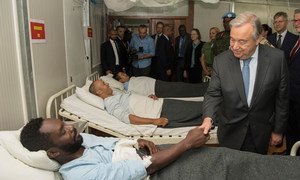 Le Secrétaire général, António Guterres, rend visite à des Casques blessés, en République centrafricaine, en octobre 2017 (archives). Photo ONU/Eskinder Debebe