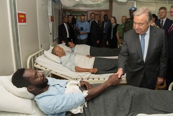 Le Secrétaire général, António Guterres, rend visite à des Casques blessés, en République centrafricaine, en octobre 2017 (archives). Photo ONU/Eskinder Debebe
