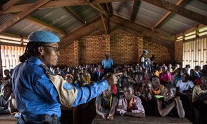 Gladys Ngwepekeum Nkeh est un officier de police des Nations Unies (UNPOL) qui travaille avec les communautés locales à Bangui, en République centrafricaine. Photo ONU/Eskinder Debebe
