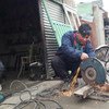 Хасан Хоссейн работает  в мастерской, которой он частично владеет, благодаря помощи от МОМ в Греции и Афганистане. Фото:  МОМ