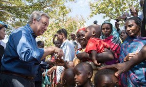 Le Secrétaire général António Guterres rencontre des déplacés à Bangassou, en République centrafricaine. Photo ONU/Eskinder Debebe