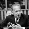 联合国第二任秘书长达格·哈马舍尔德于1960年3月24日在纽约总部举行记者会。