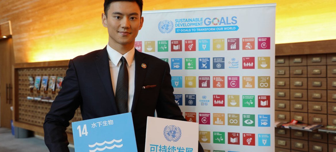 中国世界游泳冠军、可持续发展问题倡导者宁泽涛于2017年10月24日到访纽约联合国总部。联合国社交媒体/耿旭菲
