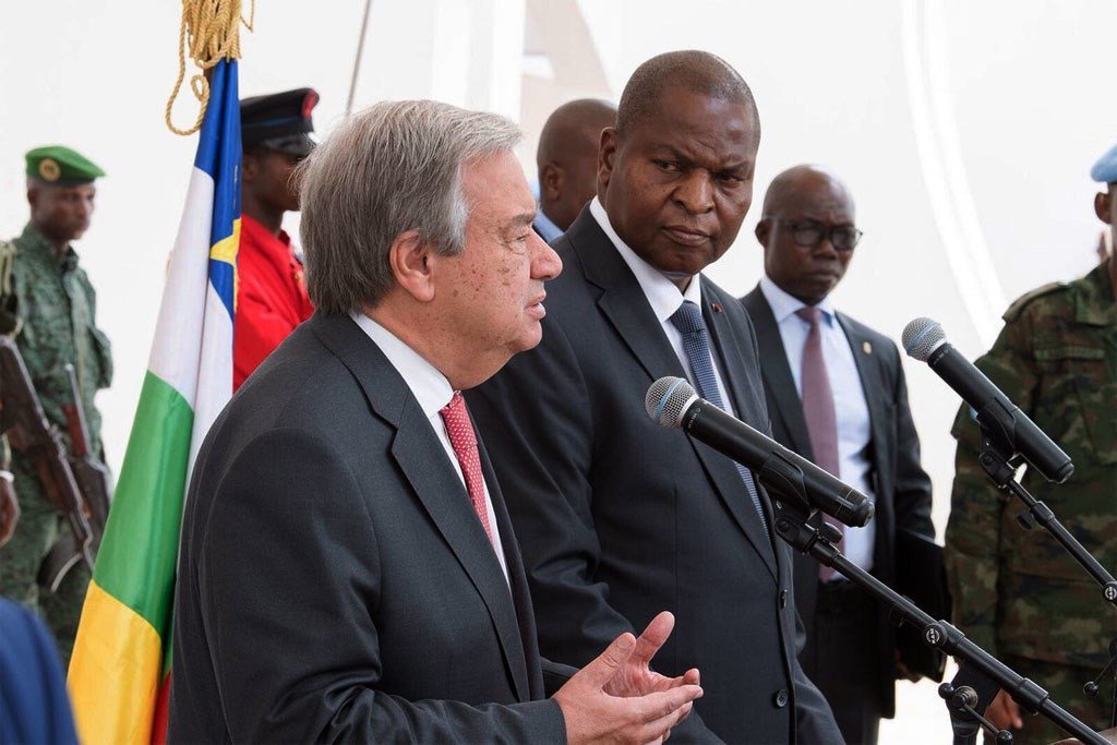 Le Secrétaire général António Guterres (à gauche) lors d'un point de presse avec le Président centrafricain Faustin Archange Touadéra, lors de sa visite en RCA en octobre 2017