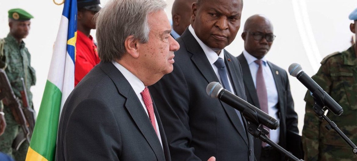 Le Secrétaire général António Guterres (à gauche) lors d'un point de presse avec le Président centrafricain Faustin Archange Touadéra. Photo ONU/Eskinder Debebe