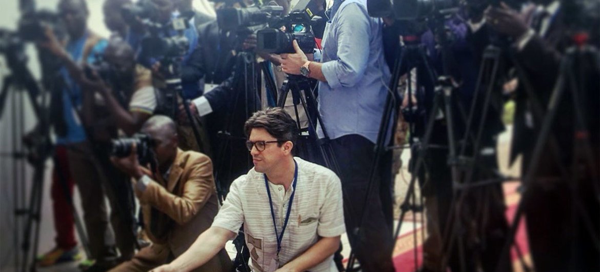 驻联合国记者在报道与采访中。