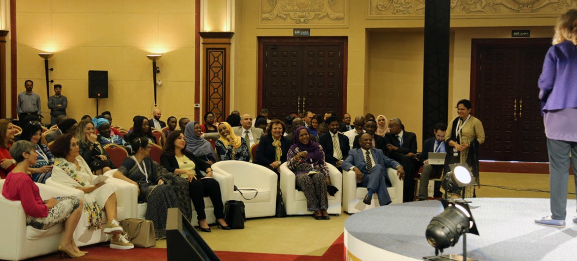 Participants à une discussion sur les femmes dans l'industrie au WEIF 2017 à Manama, Bahreïn. Photo ONU Info/Vibhu Mishra