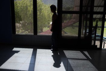 Un niño de 15 años en Honduras, amenazado por las pandillas, recibe ayuda en un albergue de UNICEF. 