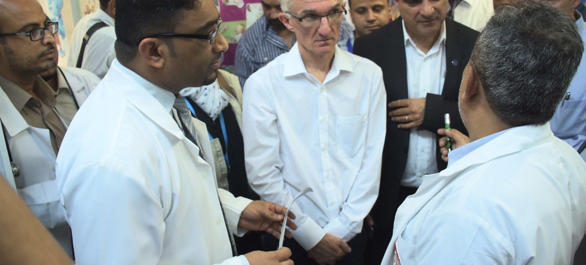 The General Manager of Al-Thawra Hospital in Al-Hudaydah, Yemen gives UN Emergency Relief Coordinator Mark Lowcock an overview of services provided by the hospital, which receives patients from at least three neighboring regions and is overcrowded.