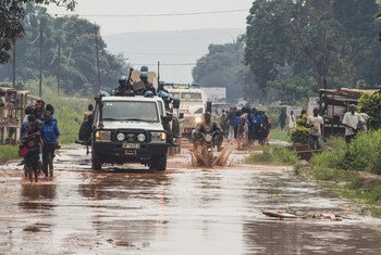 Une patrouille de militaires et de policiers dans le quartier de PK5 à Bangui, en République centrafricaine. Photo ONU/Eskinder Debebe