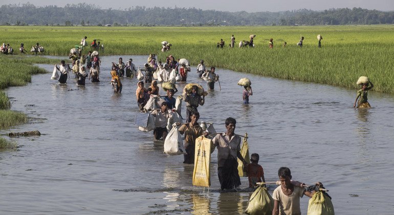 صورة من الأرشيف: لاجئون روهينجا يعبرون إلى بنغلاديش من ميانمار.