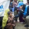 Trabajadora de ACNUR entrevista a refugiados Rohingya en un centro de tránsito en Bangladesh. Foto: ACNUR/ Roger Arnold.