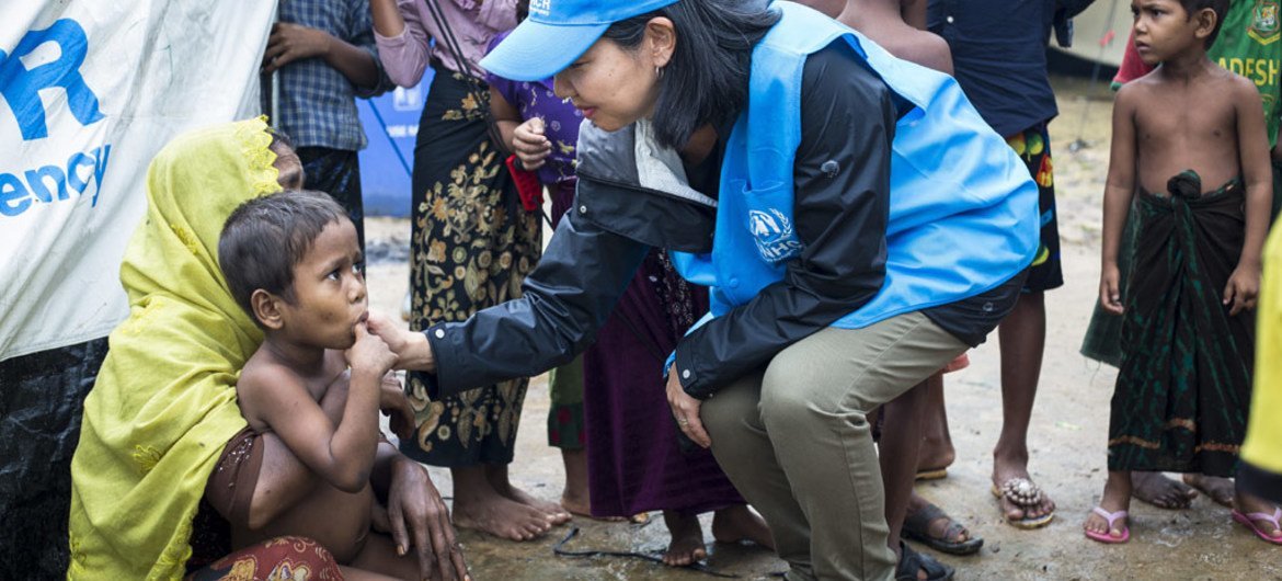 Trabajadora de ACNUR entrevista a refugiados Rohingya en un centro de tránsito en Bangladesh. Foto: ACNUR/ Roger Arnold.