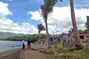 Жители этой заброшенной деревни были вынуждены покинуть ее из-за эрозии береговой линии и угрозы наводнений, связанных с изменением климата.