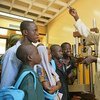 Un responsable de l'Ecole d'ingénieurs de l'Université de Niamey, au Niger, explique les concepts et le fonctionnement de l'équipement scientifique aux écoliers lors d'un «Festival des sciences» organisé au sein de l'établissement.