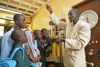 Un responsable de l'Ecole d'ingénieurs de l'Université de Niamey, au Niger, explique les concepts et le fonctionnement de l'équipement scientifique aux écoliers lors d'un «Festival des sciences» organisé au sein de l'établissement.