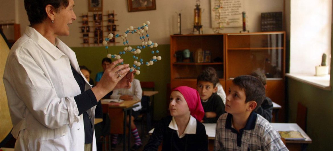 Une enseignante devant des élèves d'une école de Kutaisi, en Géorgie.