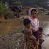 孟加拉国考克斯巴扎地区酷图帕隆简易避难营地的一名罗兴亚难民抱着6个月大的孩子。儿基会图片/Brown