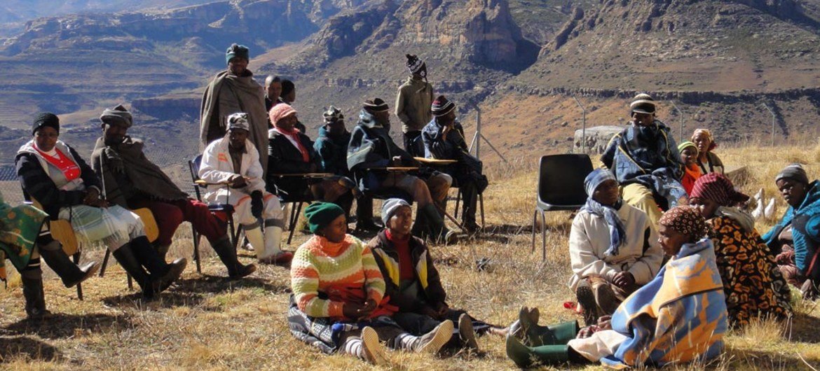 Des femmes et des hommes d'une communauté locale au Lesotho participent à des consultations pour développer des projets destinés à répondre aux effets du changement climatique (archives). Photo FAO