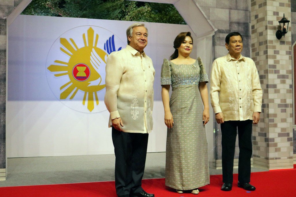2017年，11月12日，秘书长古特雷斯在东盟第31届峰会上与东道国菲律宾总统杜特尔特及第一夫人亚曼西纳。