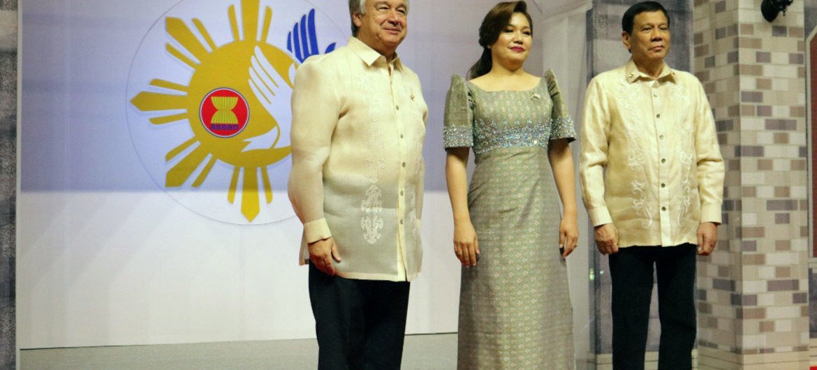 Secretary-General António Guterres welcomed by Philippine President Rodrigo Duterte and First Lady Honeylet Avancena to the 31st Association of Southeast Asian Nations (ASEAN) summit dinner on 12 November 2017.