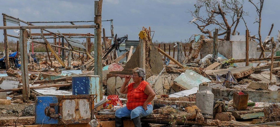 2017年9月，飓风伊尔玛过后，古巴一位妇女坐在曾经的自家门前。 图片来源：Jose M. Correa/UNDAC