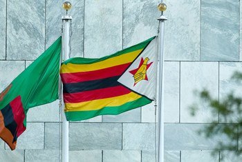 Le drapeau du Zimbabwe flottant au siège des Nations Unies