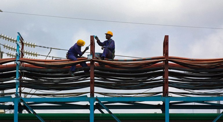 Trabajadores realizando tareas de mantenimiento en la central térmica de Takoradi, Ghana. 