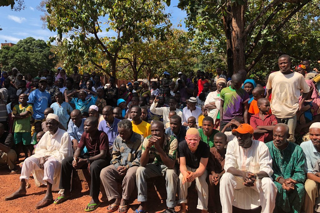 Un groupe de la communauté musulmane déplacée au séminaire catholique de Bangassou, en RCA, écoute le Secrétaire général de l’ONU lors de sa visite en octobre 2017. La ville a été l'objet de violences des anti-balaka cette même année.