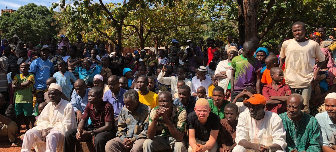 Un groupe de la communauté musulmane déplacée au séminaire catholique de Bangassou, en République centrafricaine, écoute le Secrétaire général de l’ONU en visite.
