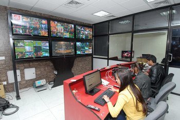 Des jeunes surveillent la qualité de la transmission dans une société de télédiffusion au Népal.