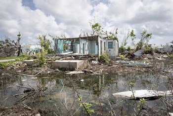 La ciudad de Codrington, en la isla de Barbuda, tras el paso de dos huracanes de Categoría 5. Foto: ONU/Rick Bajornas