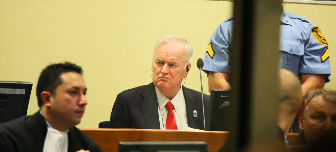 Ratko Mladic, ancien commandant de l'armée des Serbes de Bosnie, lors de son jugement de première instance devant le Tribunal pénal international pour l'ex-Yougoslavie.