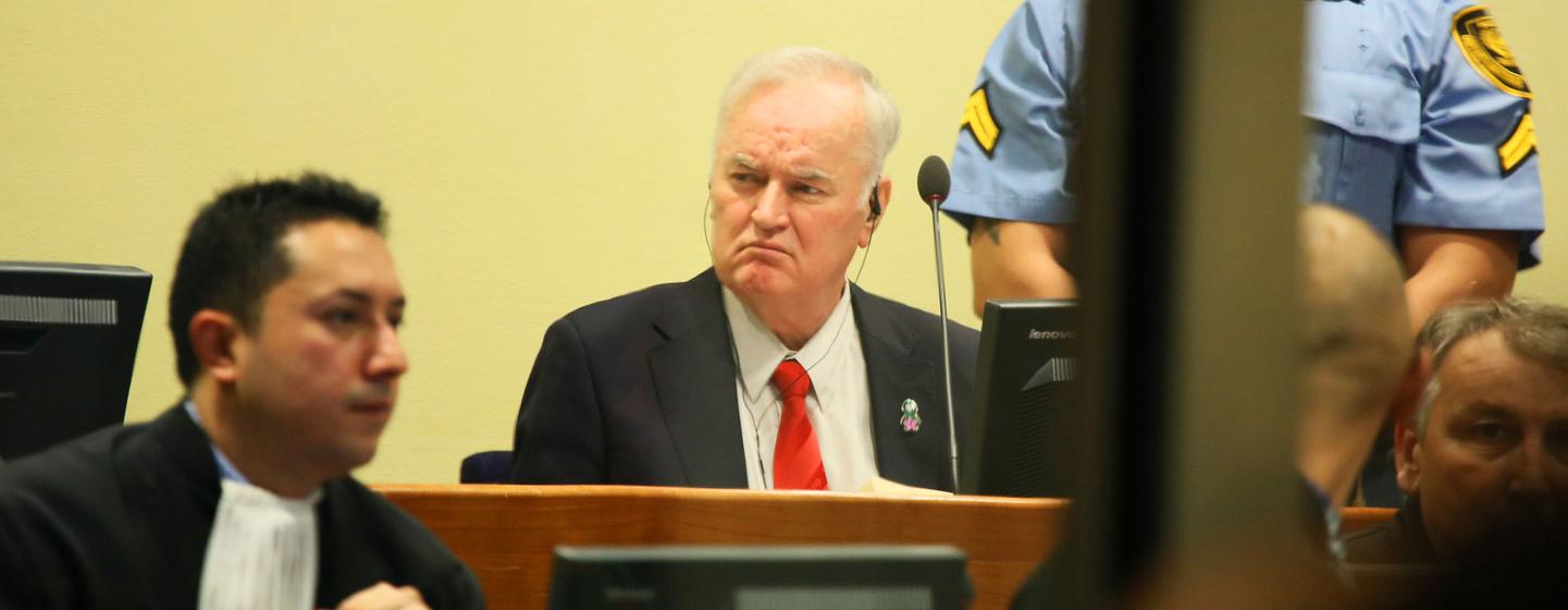 Ratko Mladić, antiguo comandante del ejército serbio de Bosnia, en su juicio en el Tribunal Penal Internacional de la ONU para la antigua Yugoslavia.