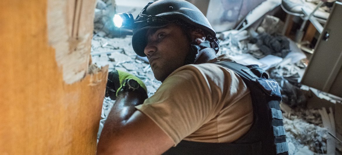 联合国地雷行动雇用的工作人员在伊拉克摩苏尔城西部开展排雷行动。