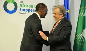 Le Secrétaire général de l'ONU,  António Guterres, accueilli par le Président de la Côte d'Ivoire, Alassane Ouattara, au Sommet Union africaine - Union européenne à Abidjan en 2017.