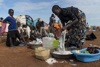 Тысячи южносуданцев были  вынуждены покинуть свои дома и теперь живут под открытым небом под защитой ООН Фото ЮНИСЕФ/Оганесян