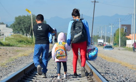 Семья мигрантов в пути к американской границе