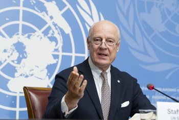Staffan de Mistura, l'Envoyé spécial des Nations Unies pour la Syrie, informe la presse lors des pourparlers intra-syriens, à Genève.