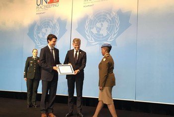 El primer ministro de Canadá, Justin Trudeau, entrega a la comandante Seitebatso Pearl Block el premio al Mejor Defensor Militar de las Cuestiones de Género.