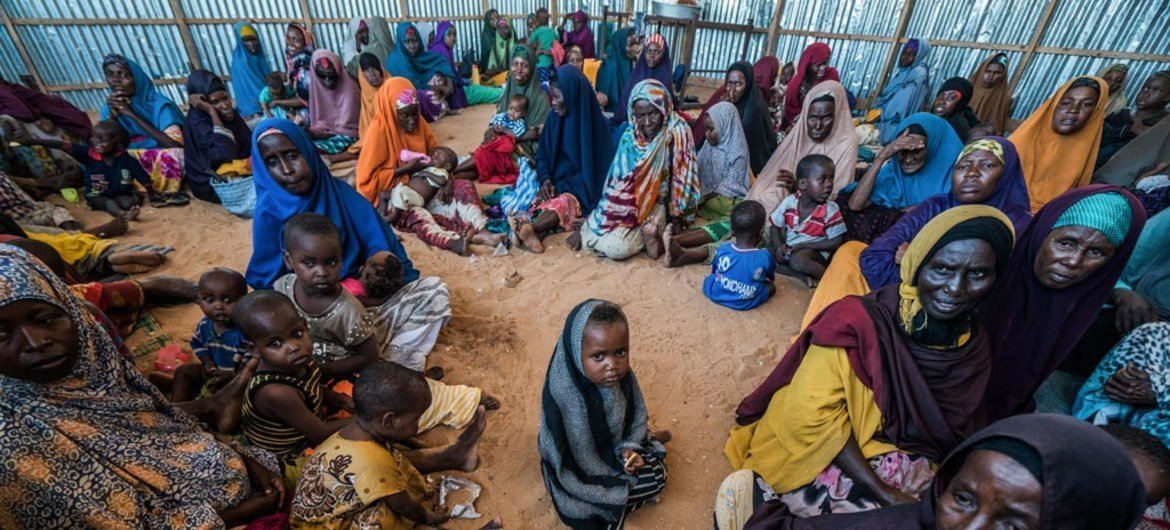 在索马里，流离失所的妇女儿童聚集在世界粮食计划署的一个援助点。人道协调厅图片/Giles Clarke