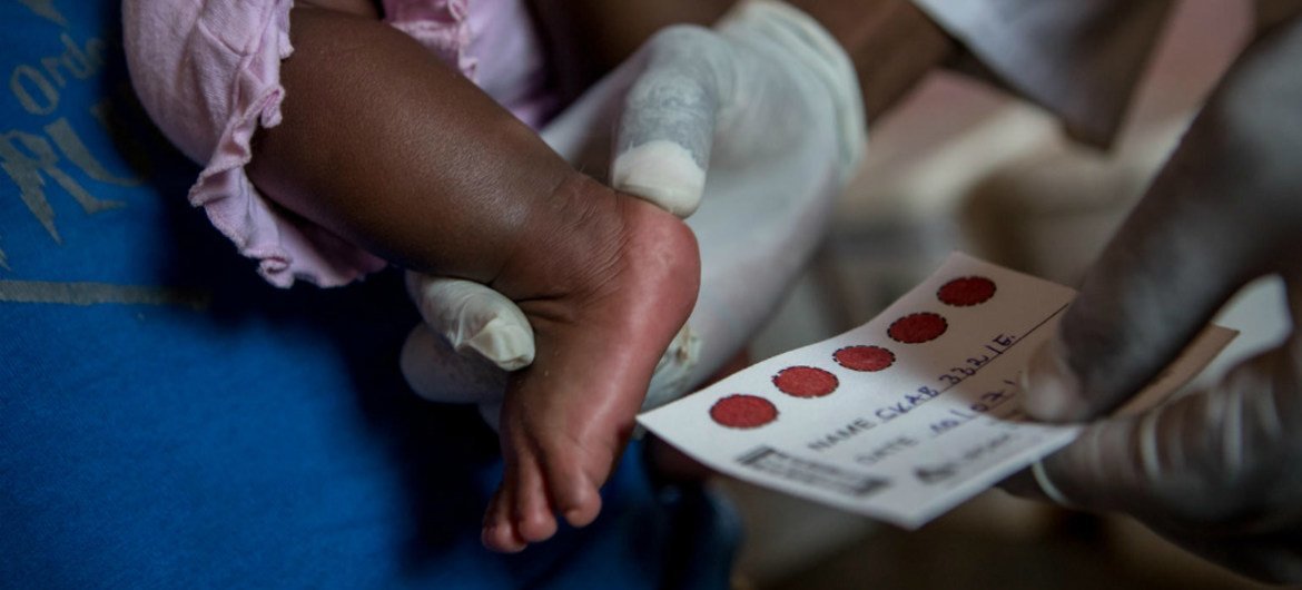 Bebê é testado para HIV na República Democrática do Congo. 