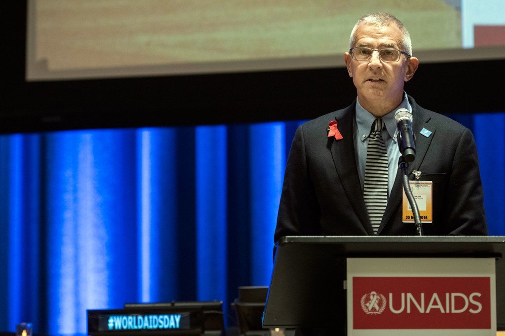 Eric Sawyer, from UN Plus, a group of HIV-positive UN staff members, addresses the special event organized by UNAIDS on the occasion of World AIDS Day in 2016.